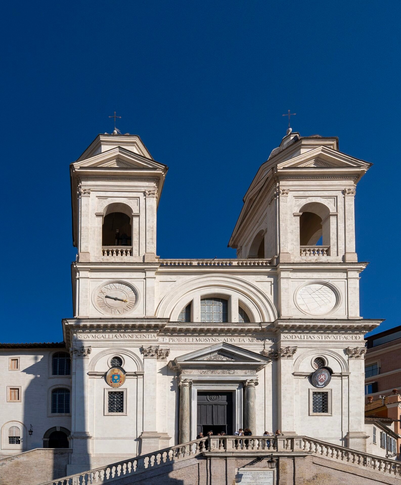 La chiesa e il convento di Trinità dei Monti, sopra la scalinata di piazza di Spagna