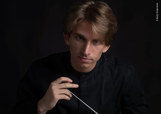 Il direttore Sieva Borzak, sul podio dei Solisti della Filarmonica