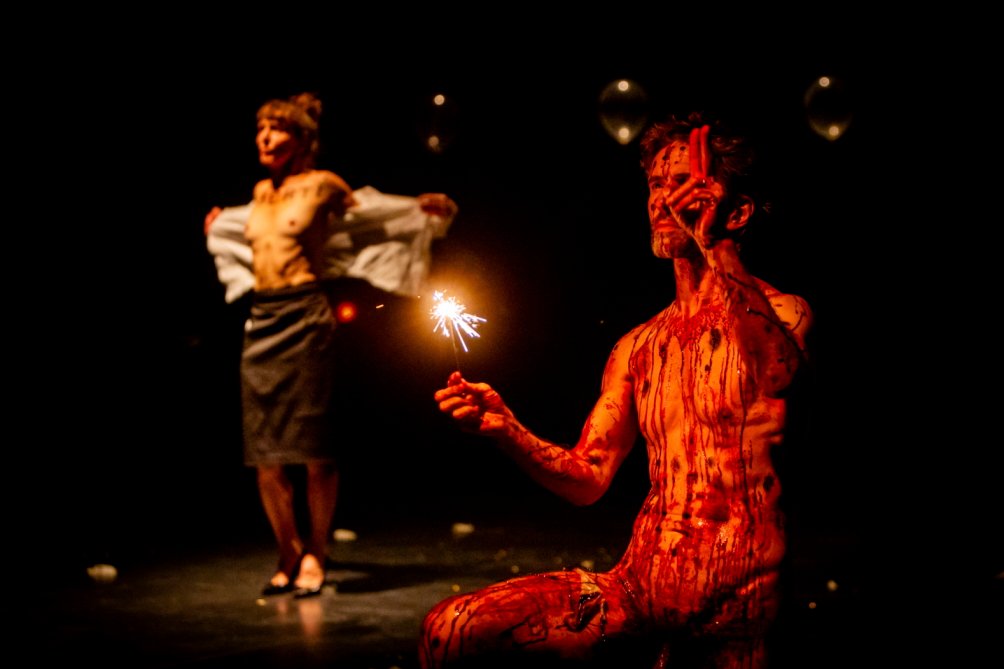 Annabelle Chambon e Cédric Charron in La poésie de la résistance di Jan Fabre