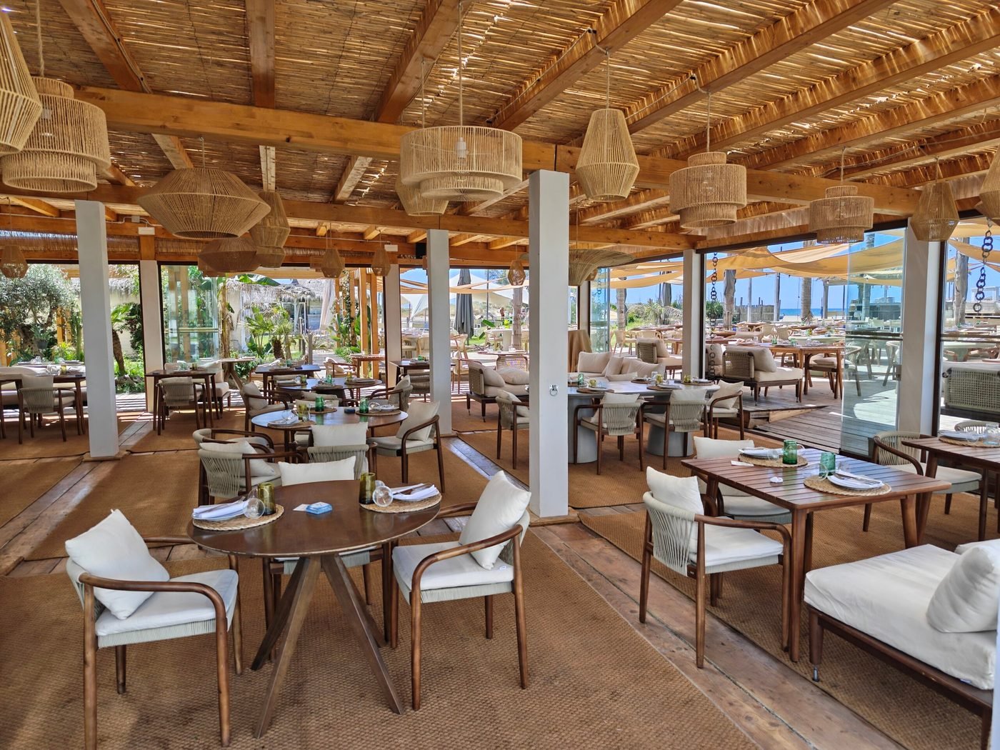 Sala coperta del beach club La Rambla a Maccarese aperta verso la spiaggia