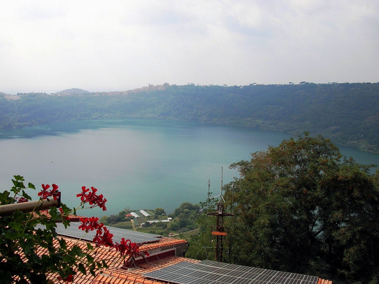 Il lago di Nemi visto da Genzano di Roma