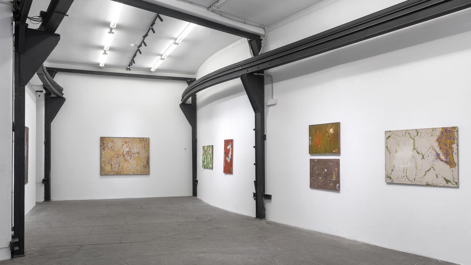 L'allestimento della mostra LIVING! Julian Beck pittore a Ripense