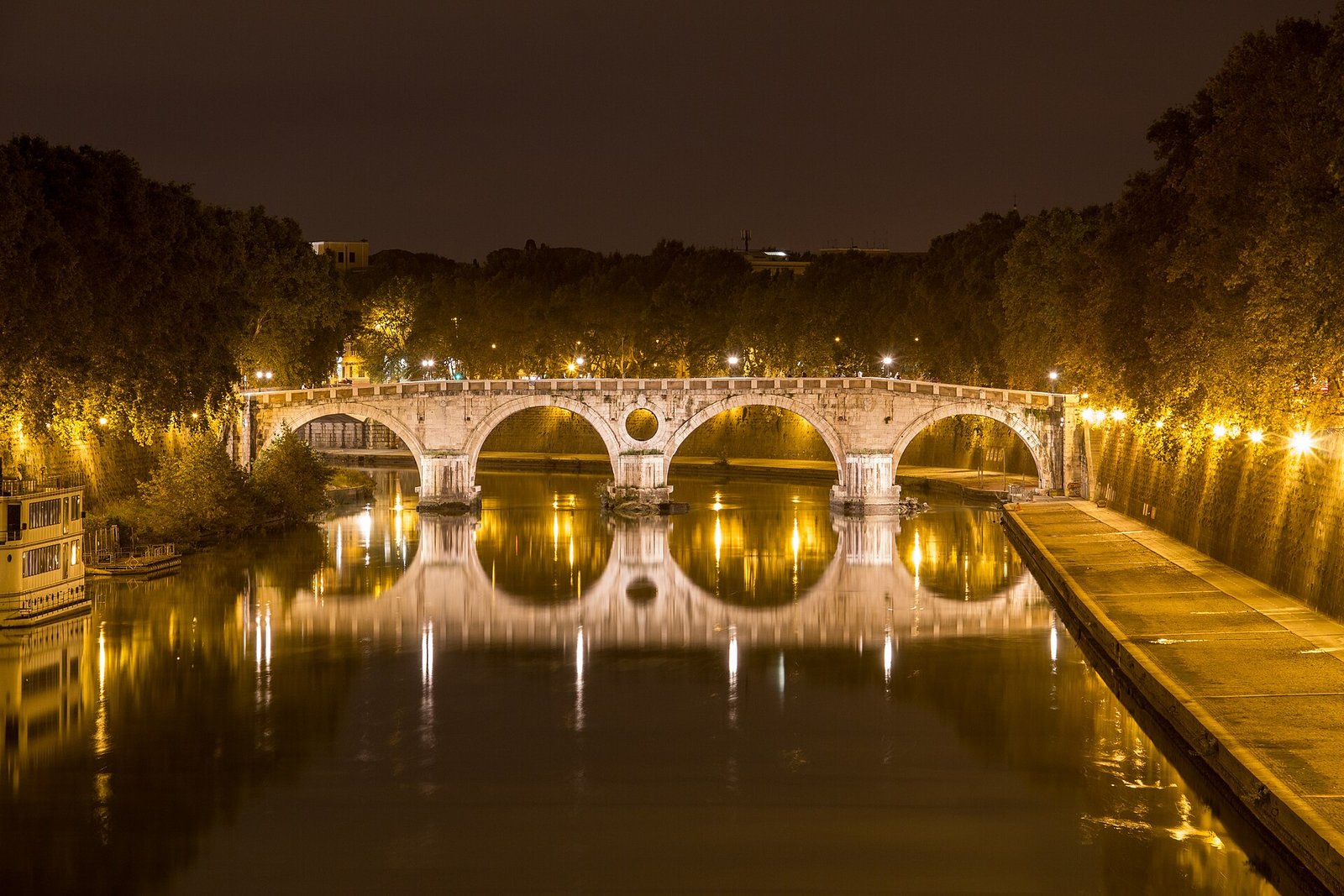 Ponte Sisto sul Tevere visto dalla riva