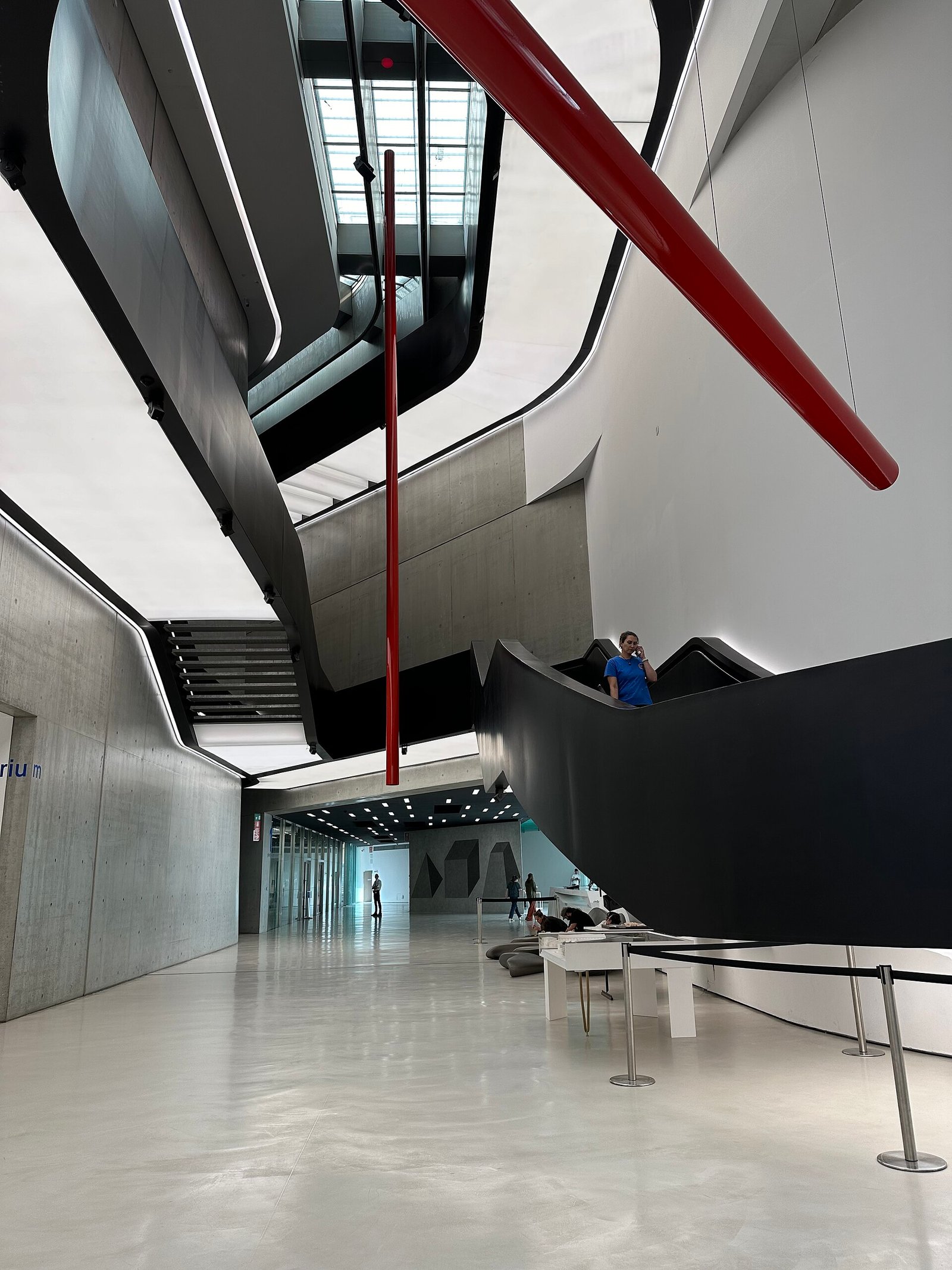 Atrio del MAXXI con le rampe di scale sospese