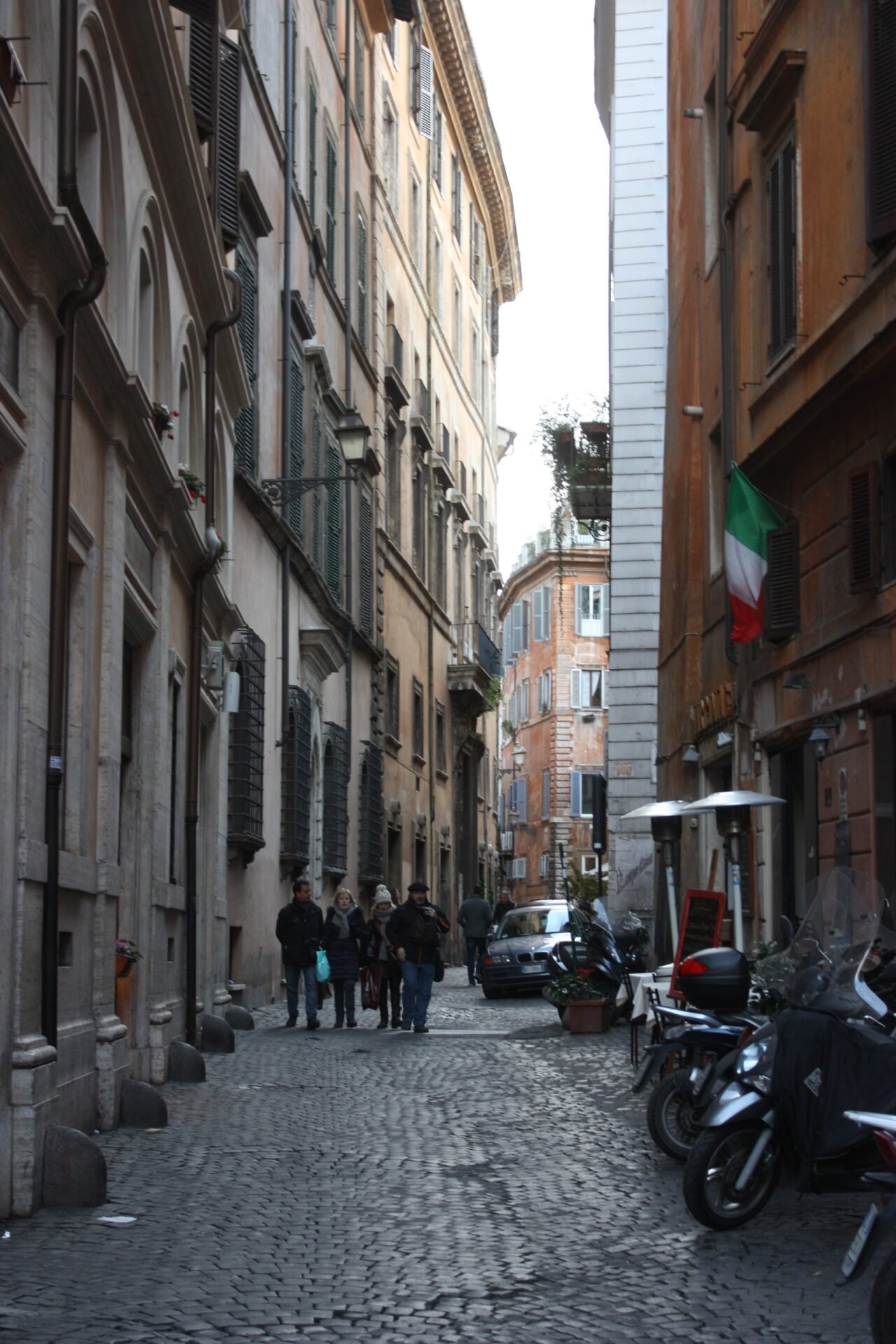 Via di Parione, la strada della galleria Antiques Par Force, sede della mostra Mythological Beauty