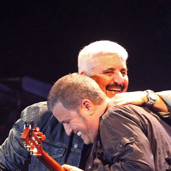 Nello e Pino Daniele insieme sul palco, immagine ufficiale di Daniele racconta Daniele