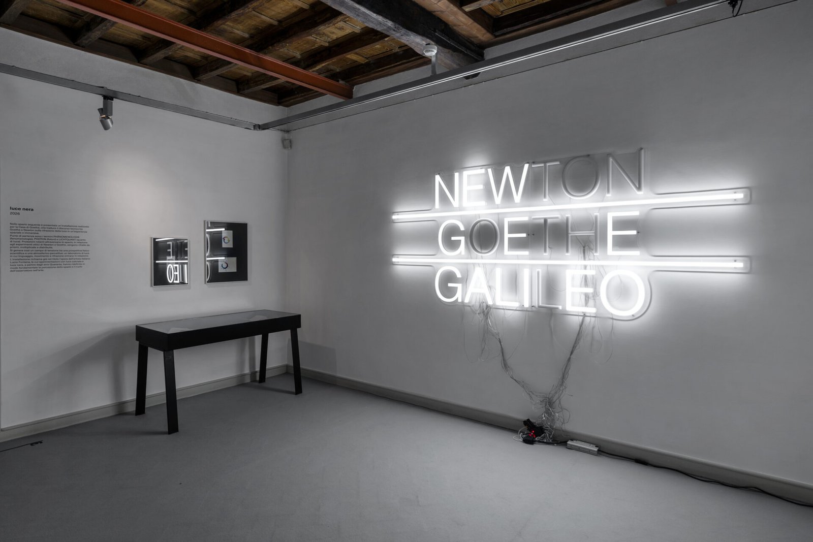 La scritta luminosa Newton Goethe Galileo nella mostra di Mischa Kuball alla Casa di Goethe