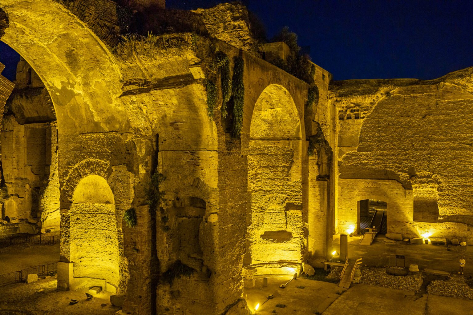 Halloween a Roma: 5 luoghi e il leggendario rito dei Lemuria 1 Halloween a Roma: le Terme di Caracalla illuminate di notte viste dall'alto