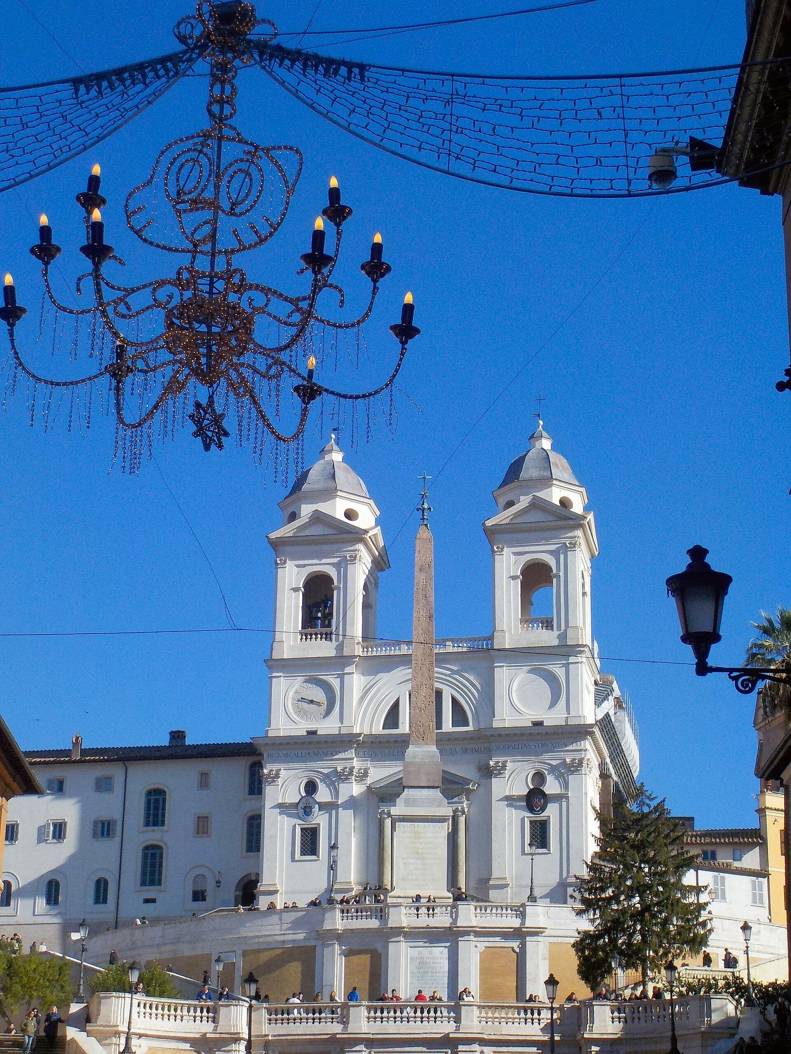 L'obelisco Sallustiano in cima alla scalinata di Trinità dei Monti