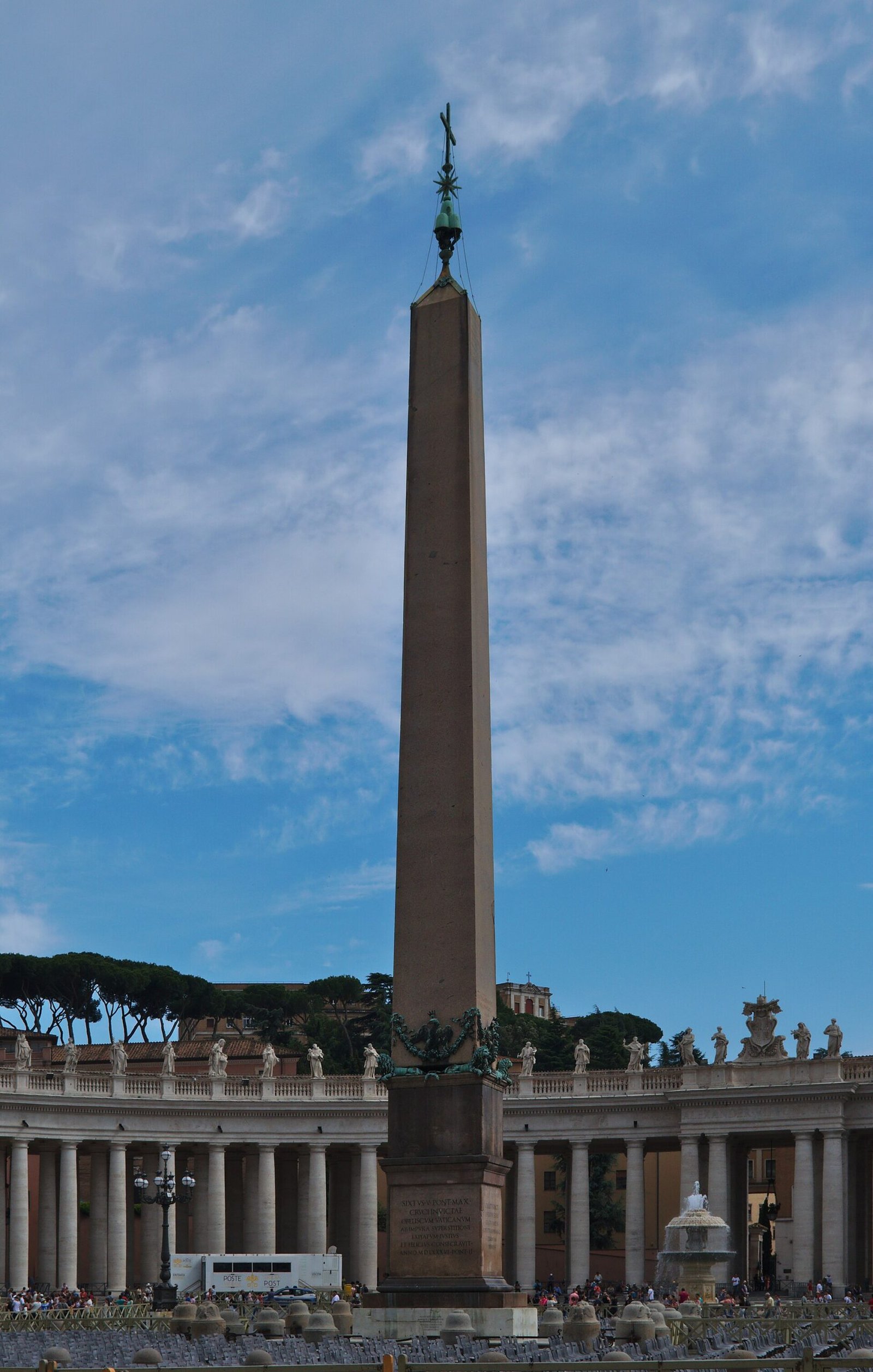 L'obelisco Vaticano al centro di piazza San Pietro