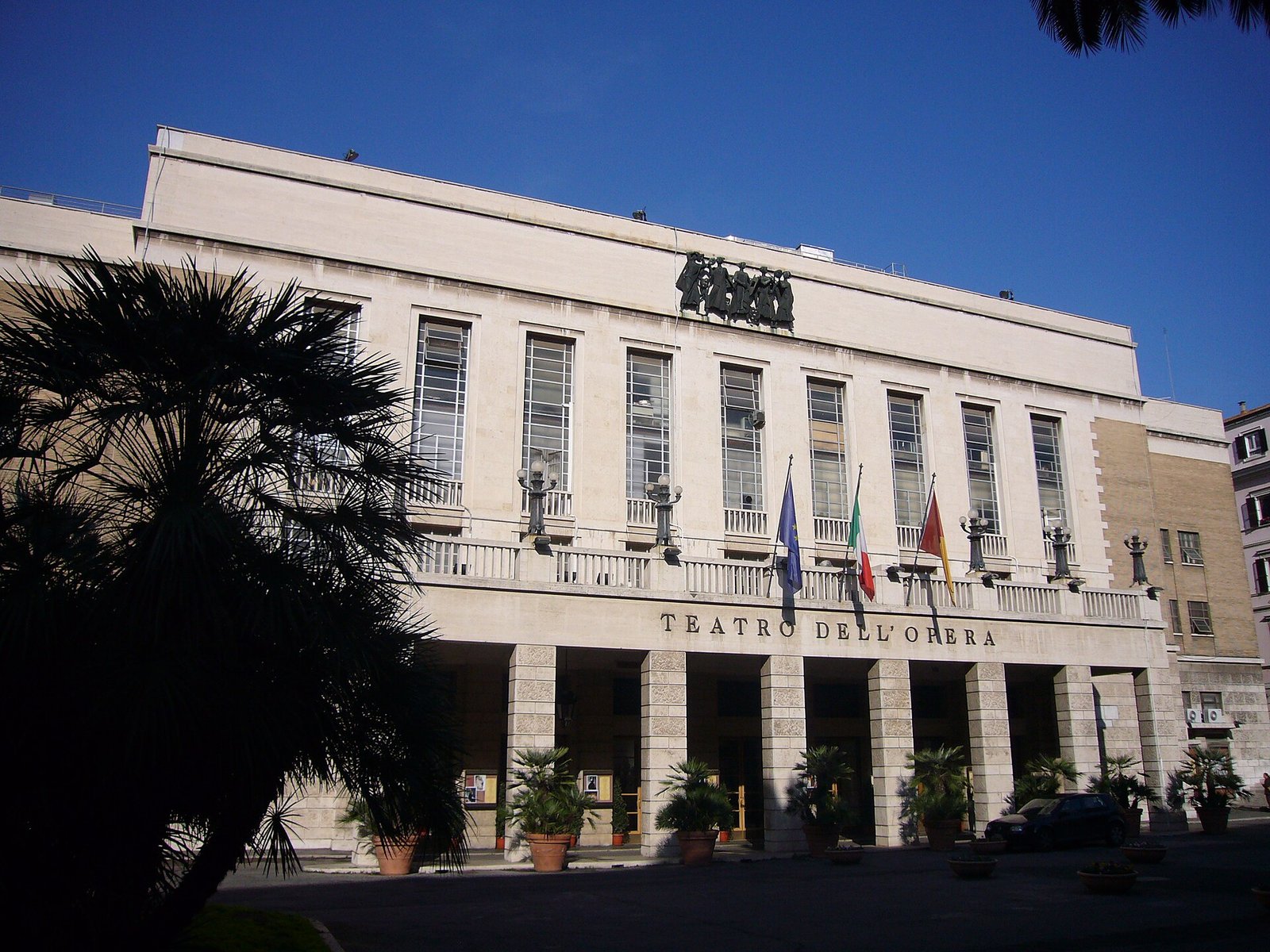 La facciata del Teatro dell'Opera di Roma, il Teatro Costanzi, su piazza Beniamino Gigli