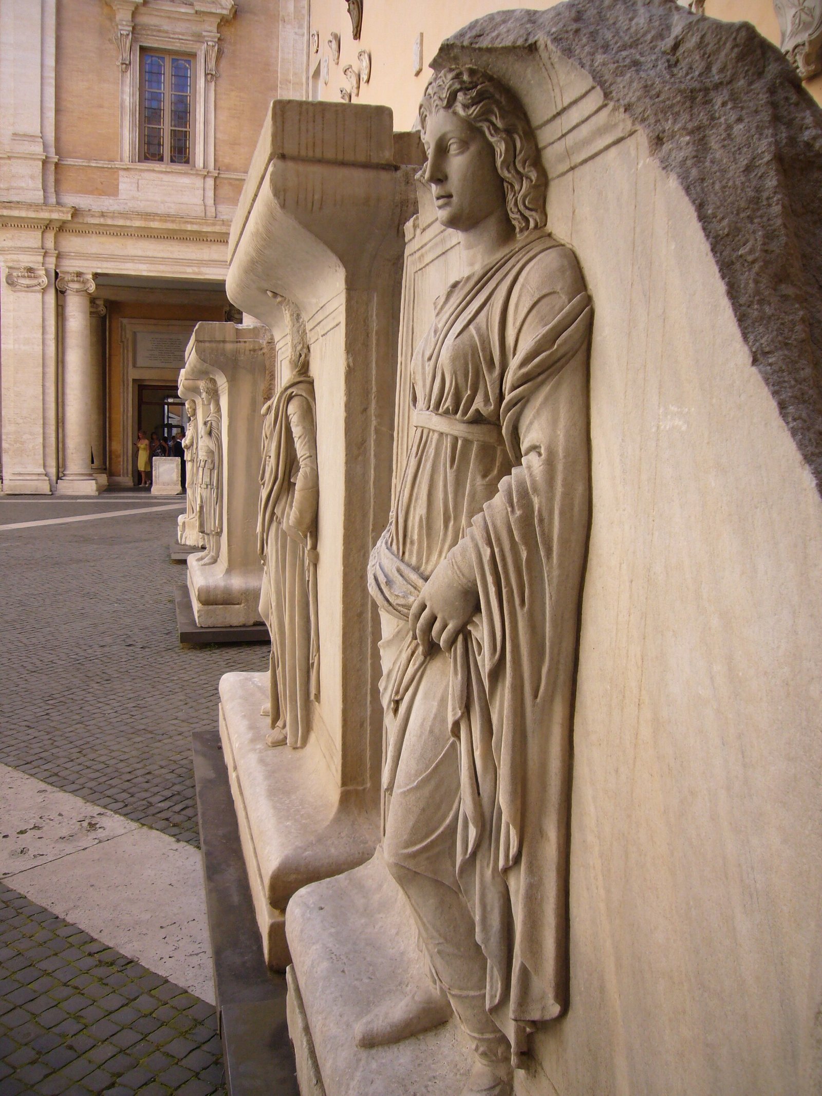 Il cortile del Palazzo dei Conservatori, sul Campidoglio, con i frammenti antichi murati alle pareti