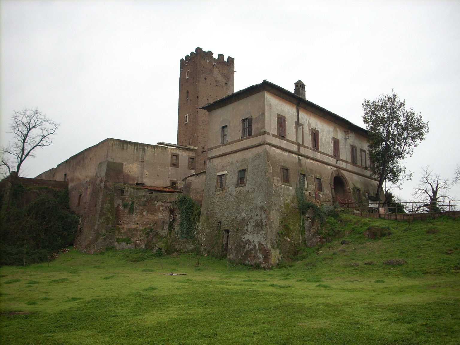 Il casale della Cervelletta, il fabbricato storico dentro il parco