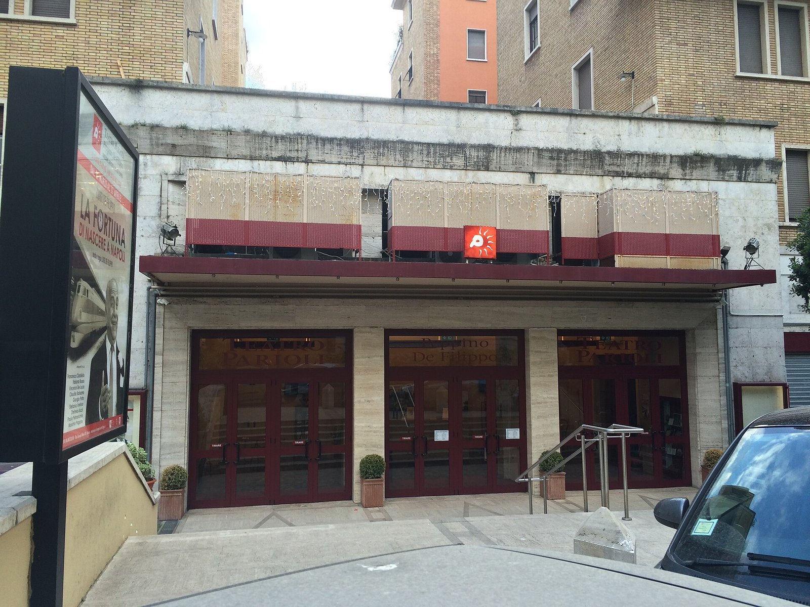 L'ingresso del Teatro Parioli in via Giosuè Borsi, oggi Teatro Parioli Costanzo