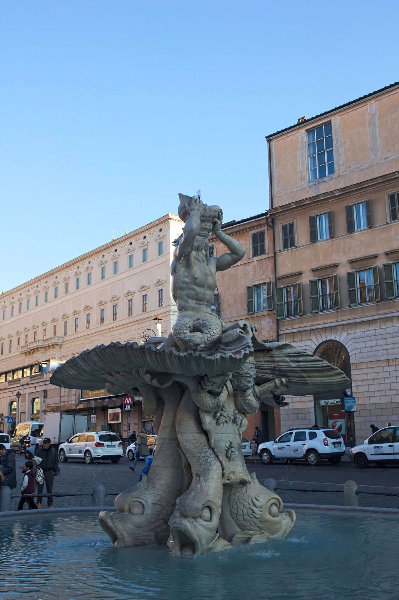 Piazza Barberini 1 Fontana del Tritone di Bernini al centro di piazza Barberini