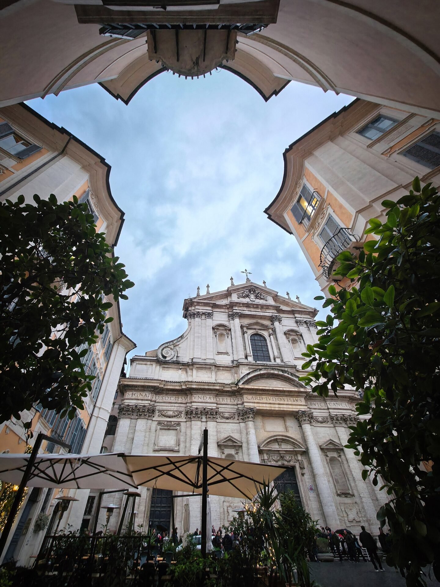 Facciata di Sant'Ignazio vista fra i palazzetti di Raguzzini