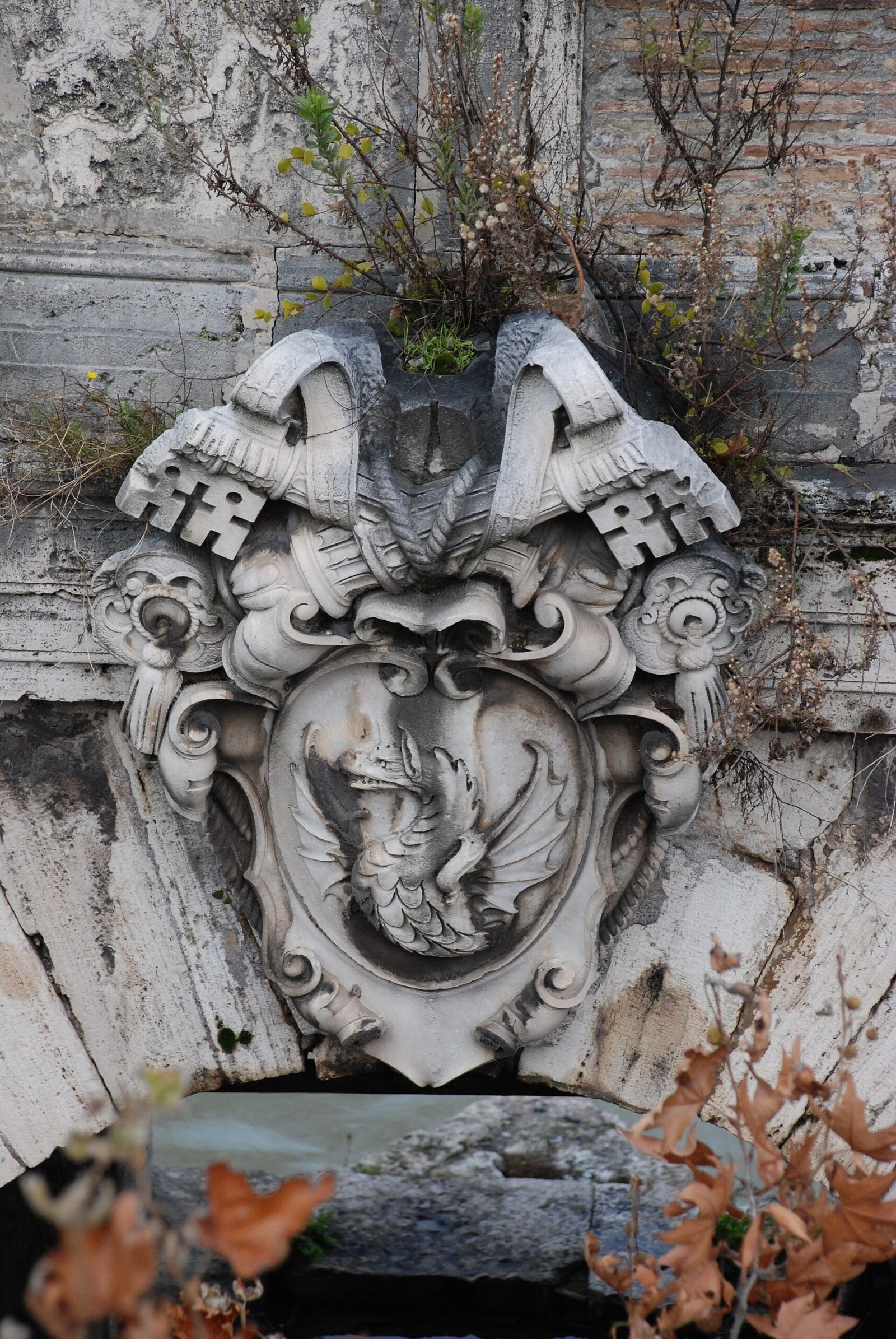 Ponte Rotto at Tiber Island 2 The surviving arch of Ponte Rotto, in the middle of the Tiber