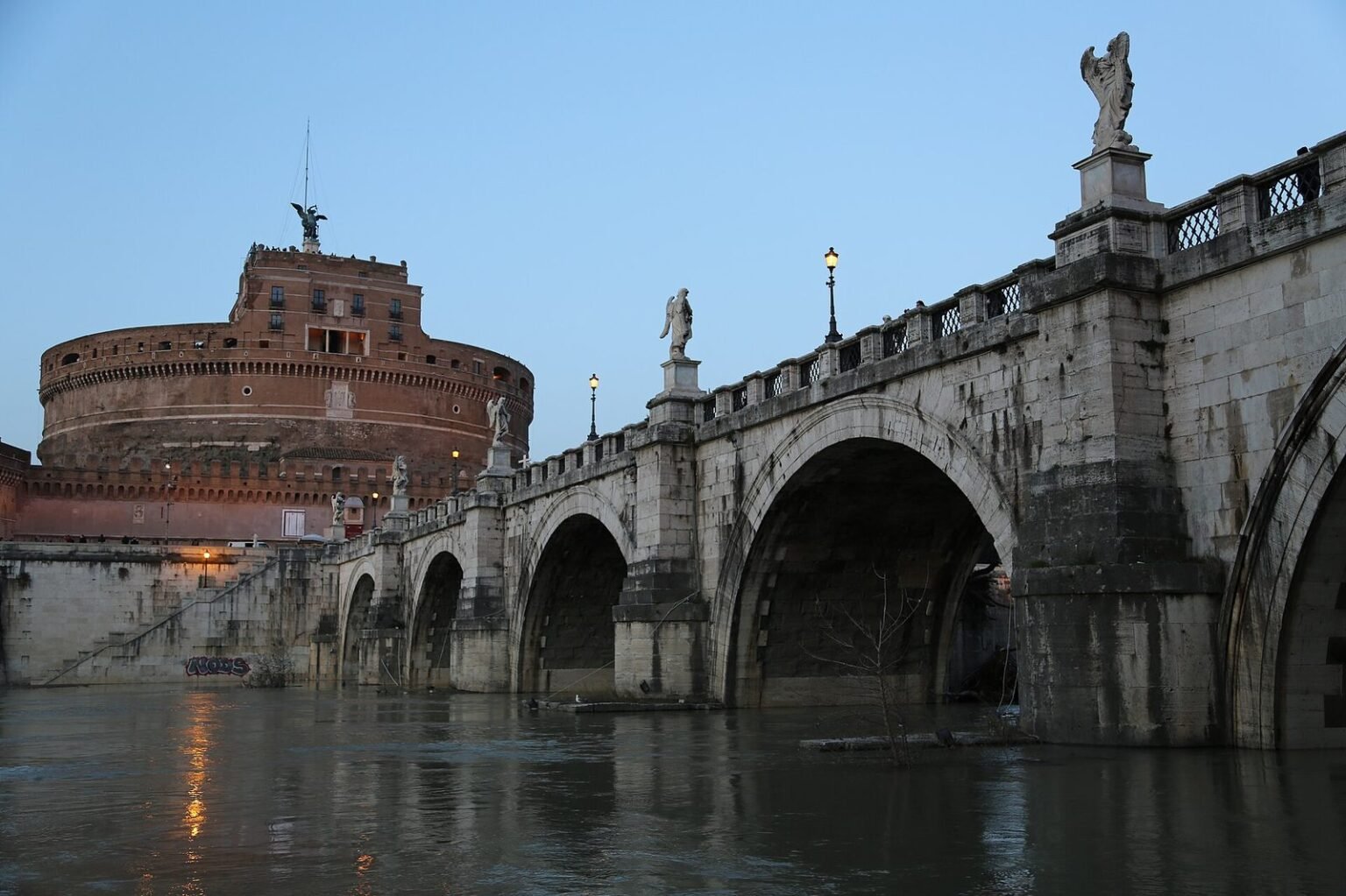 Ponte Sant'Angelo con Castel Sant'Angelo sullo sfondo