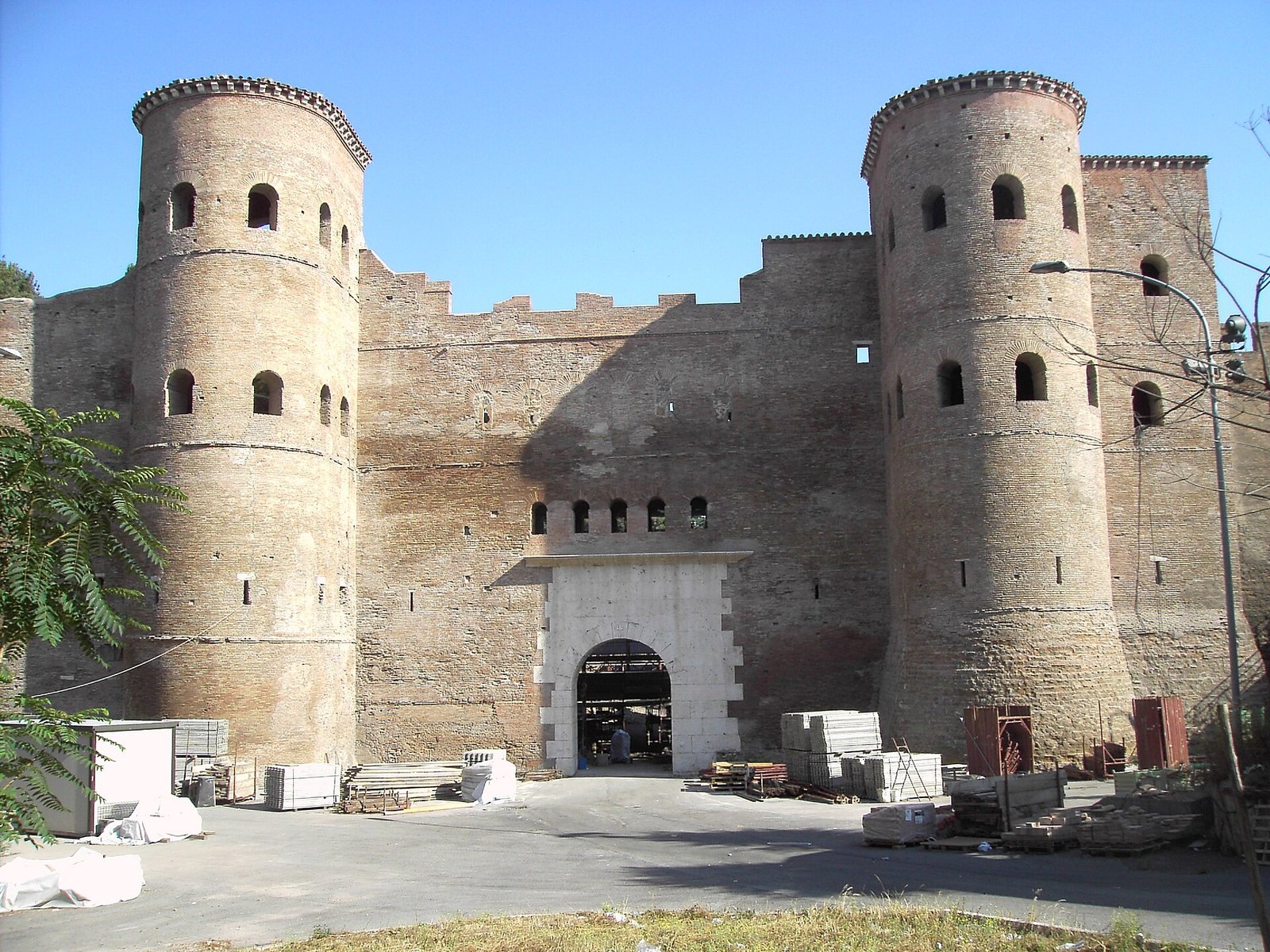 Porta Asinaria 2 Porta Asinaria with the two towers in the Aurelian Walls