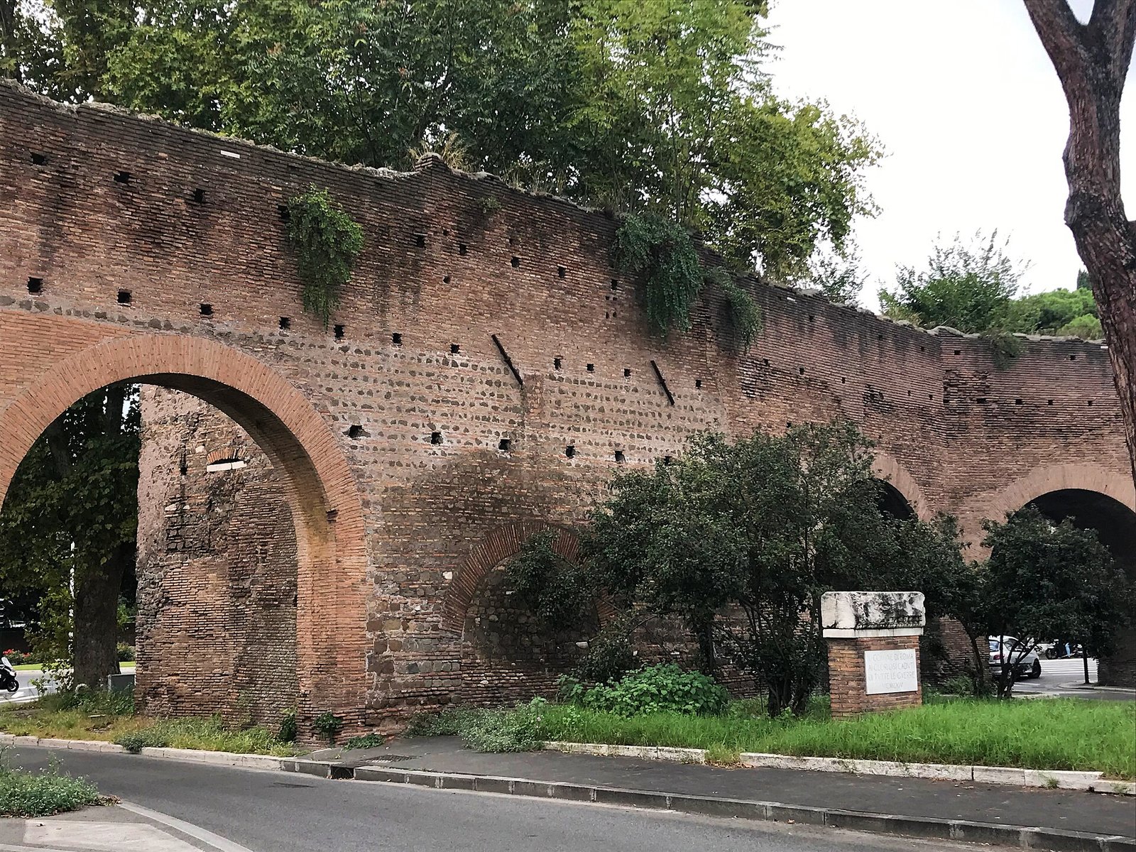 Porta Metronia 2 Porta Metronia and the nearby stretch of the Aurelian Walls