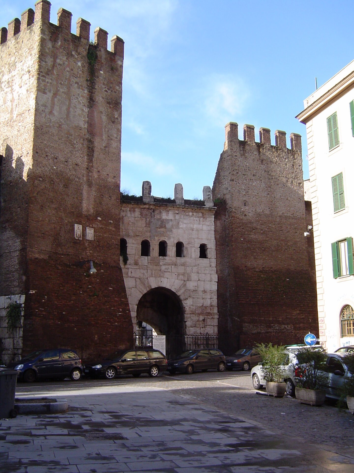 Porta Tiburtina con le torri delle Mura Aureliane
