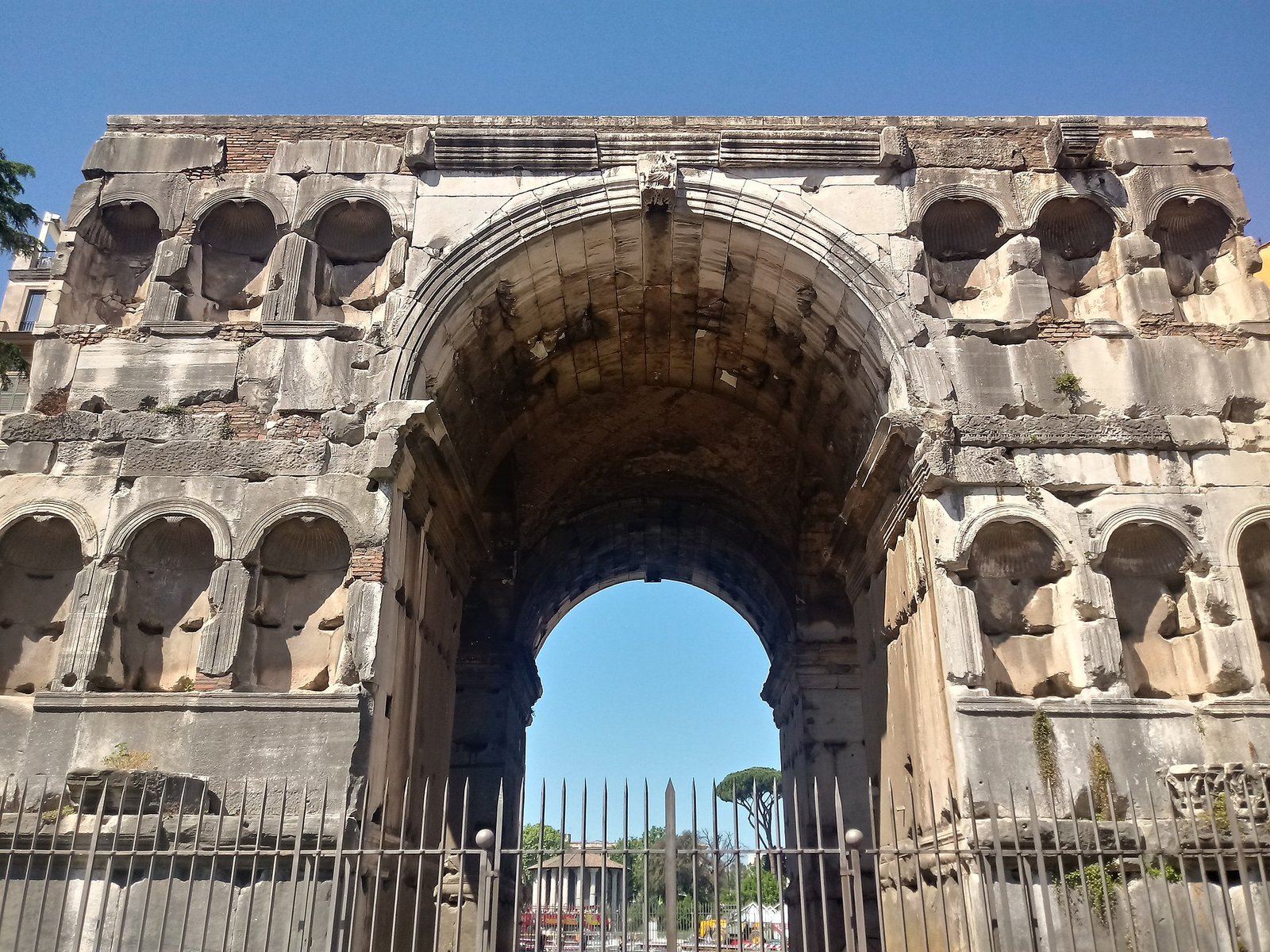 Arco di Giano al Velabro, accanto al palazzo di Rhinoceros