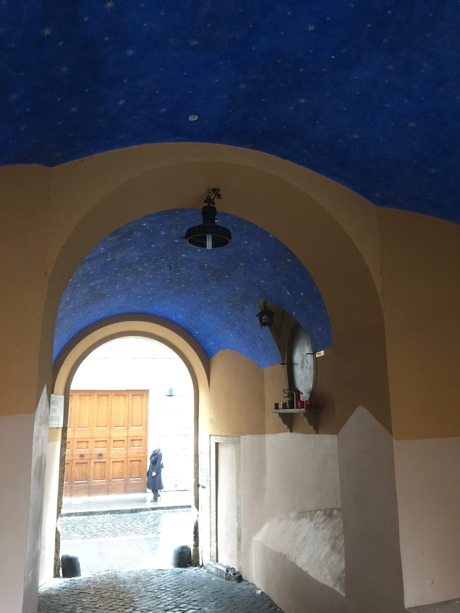 Rione Ponte: What to See 2 Via dell'Arco dei Banchi in Rione Ponte in Rome