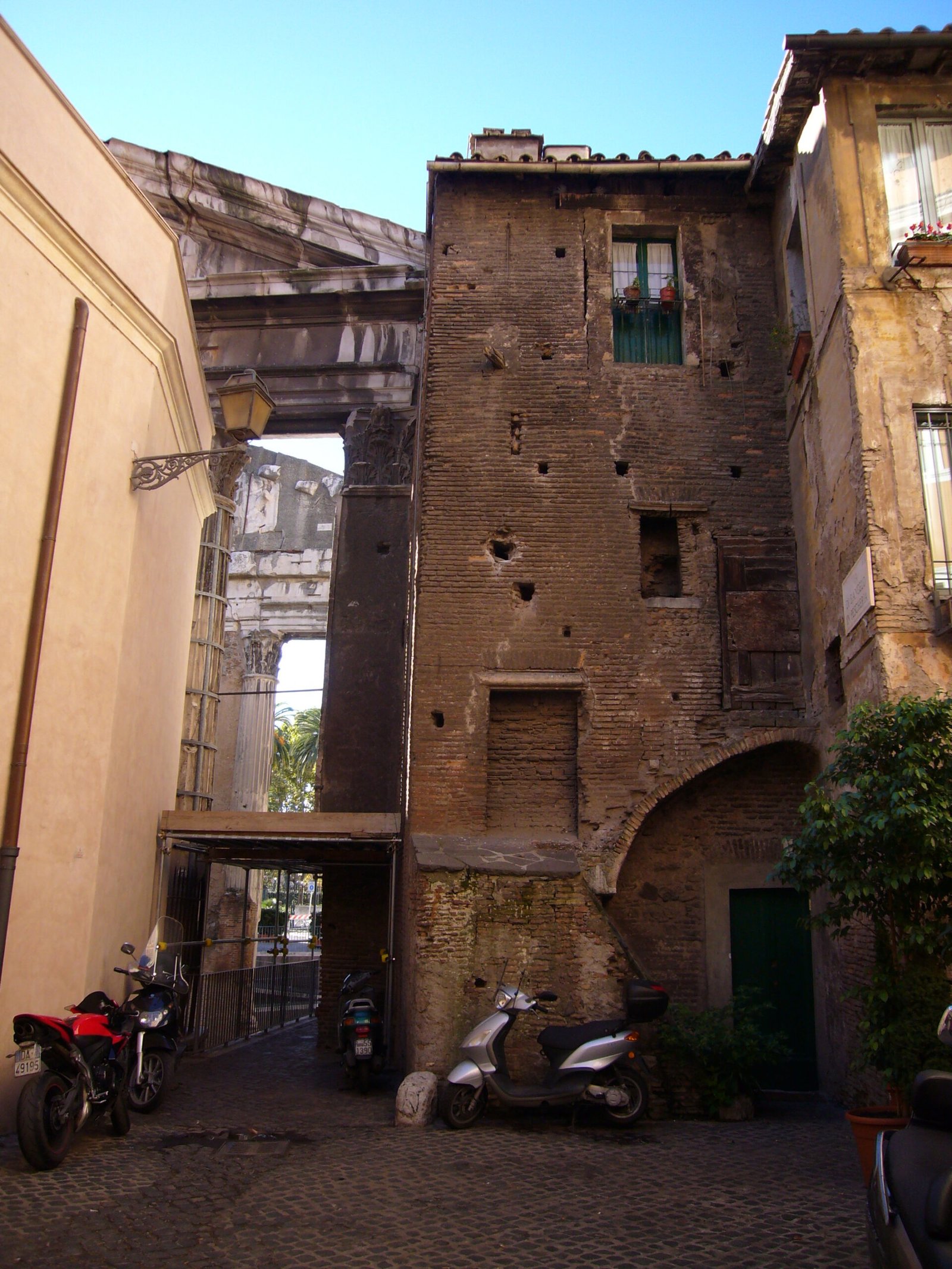 Rione Sant’Angelo: What to See 2 The Grassi tower near the Portico d'Ottavia in Rione Sant'Angelo