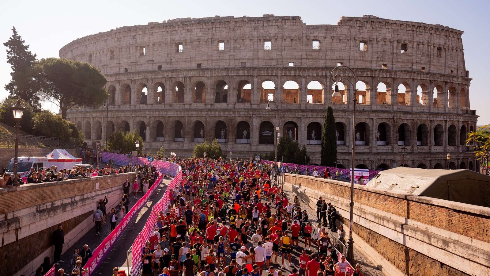 I runner della Rome Half Marathon davanti al Colosseo