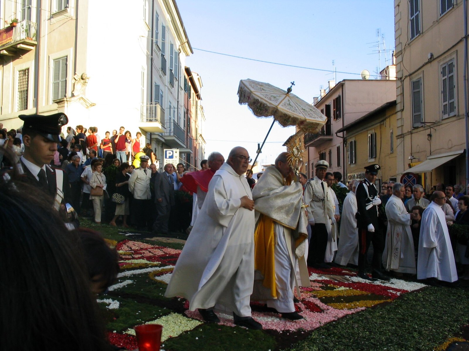 Processione sull'infiorata di Genzano