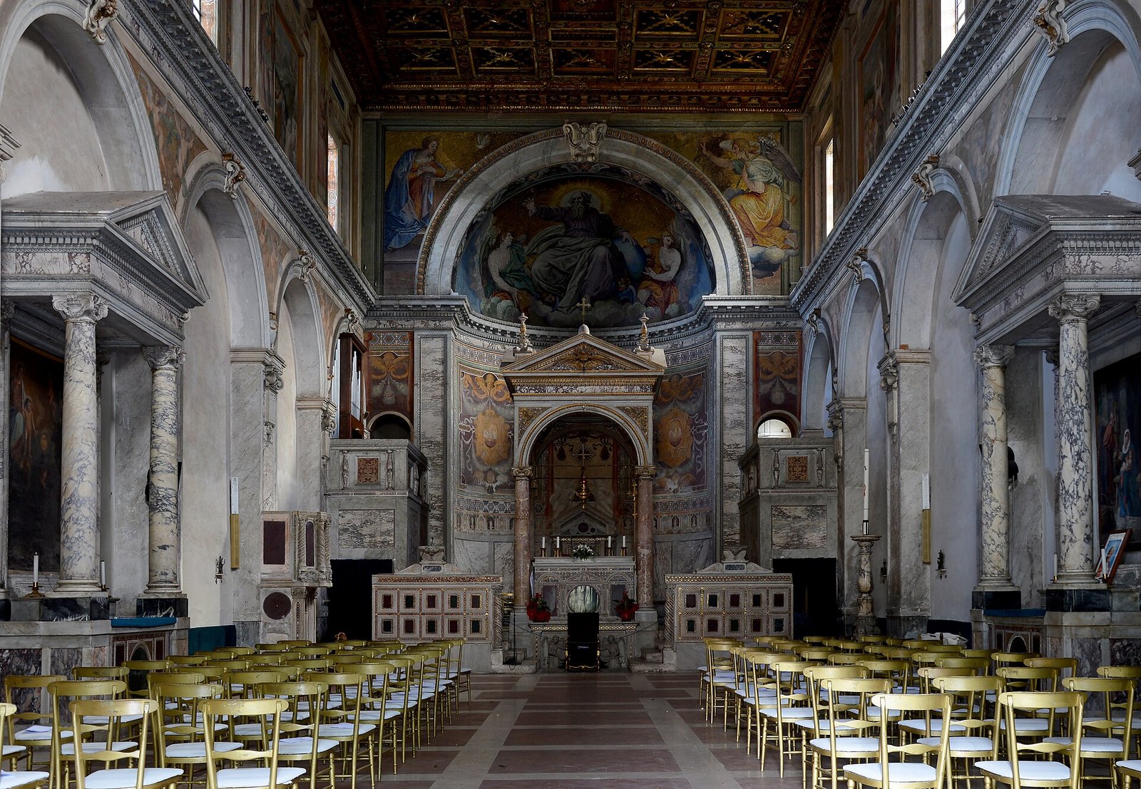 Interno della chiesa di San Cesareo de Appia a Roma