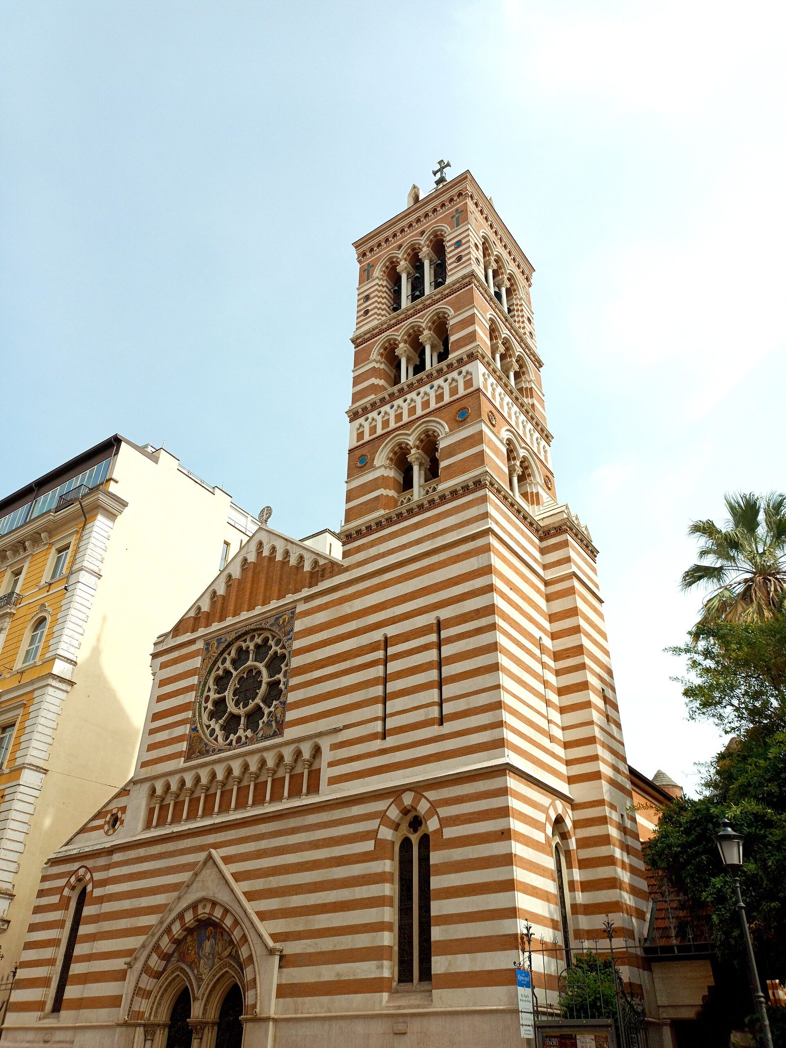Facciata a strisce della chiesa di San Paolo entro le Mura