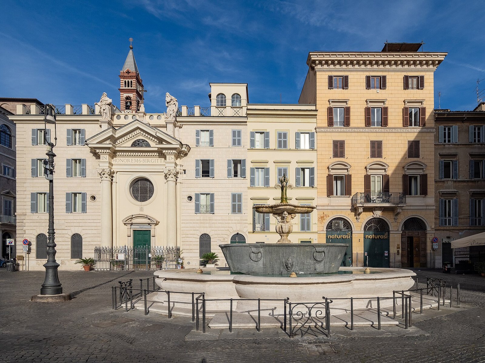 Chiesa di Santa Brigida su piazza Farnese
