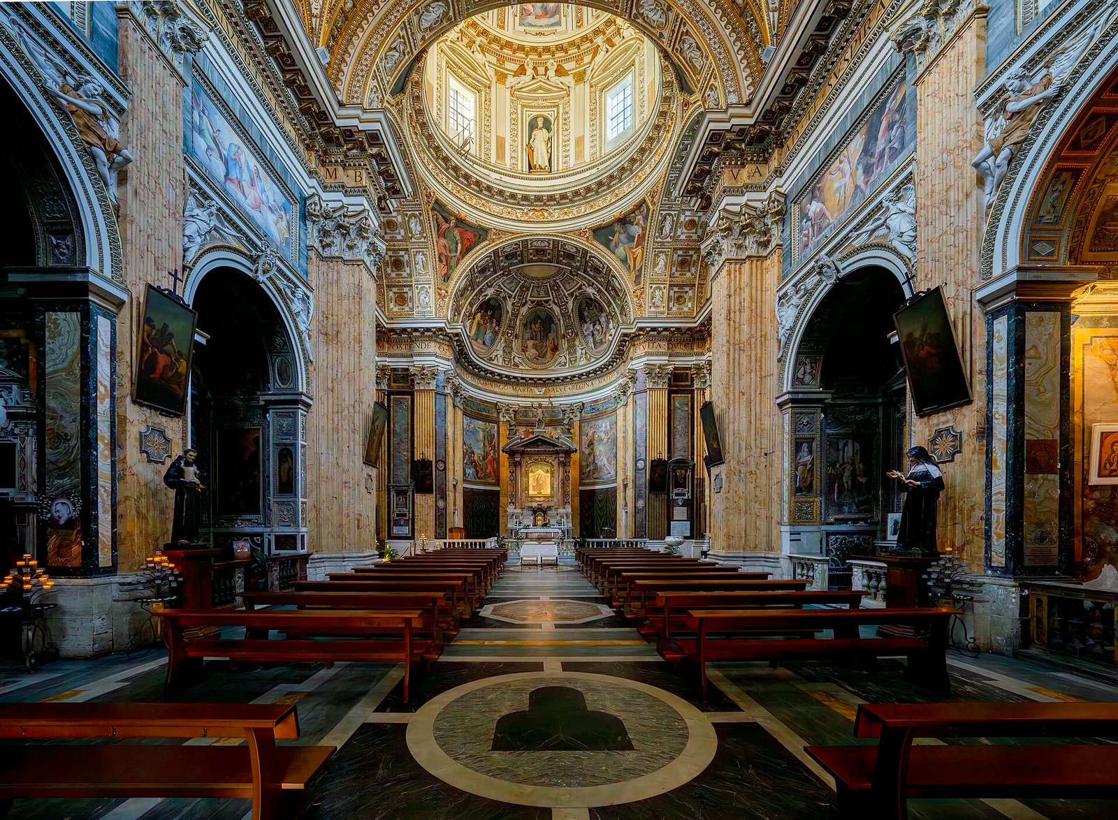 Interno di Santa Maria ai Monti