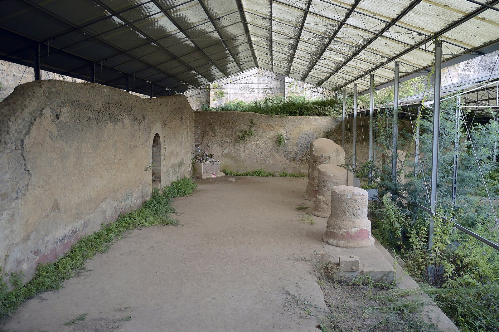 I resti dell'altare e delle colonne del tempio di Diana Nemorense, sul lago di Nemi