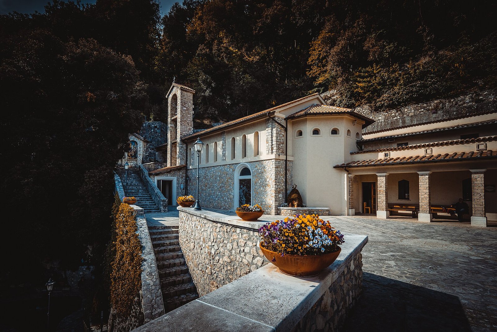 Il santuario francescano di Greccio, addossato alla roccia