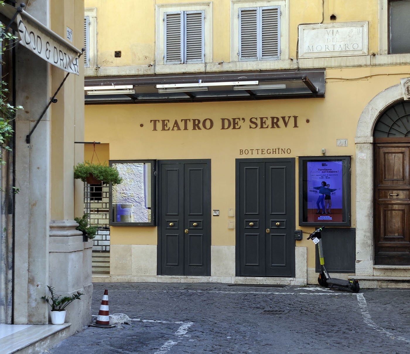 L'ingresso del Teatro de' Servi in via del Mortaro, nel rione Trevi a Roma