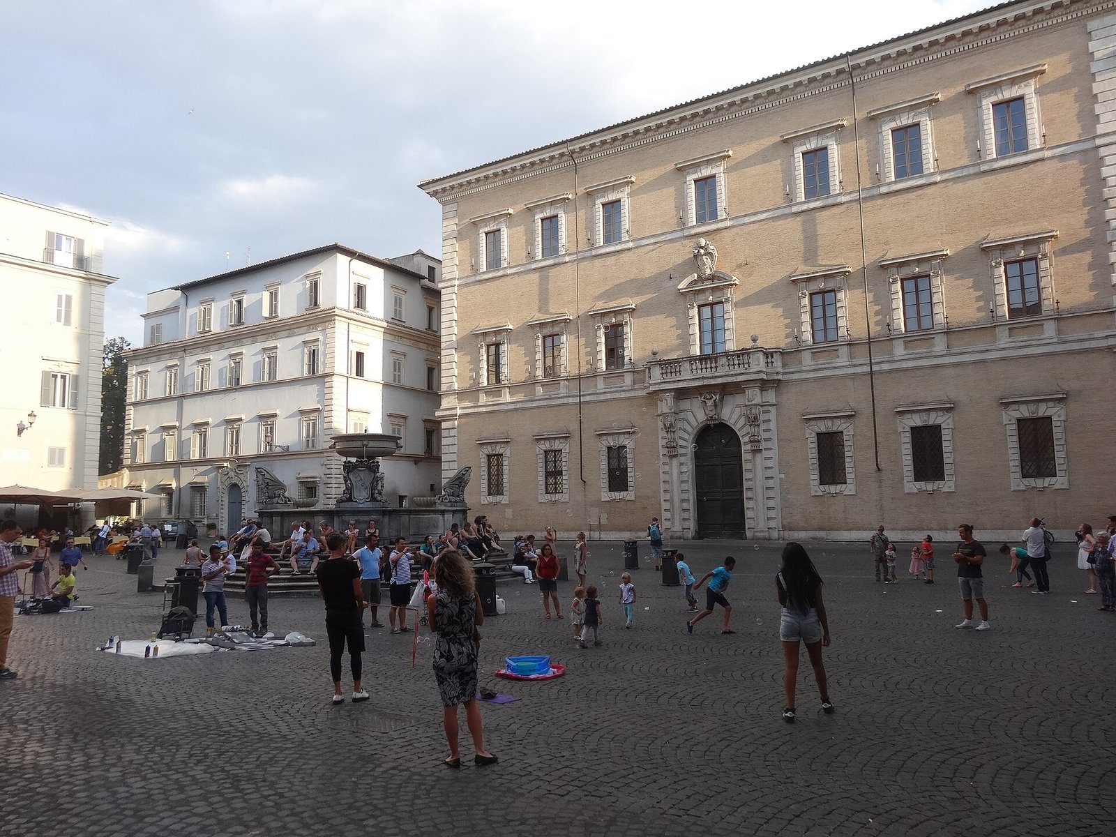 Piazza di Santa Maria in Trastevere, dove si affaccia lo Spazio Supernova