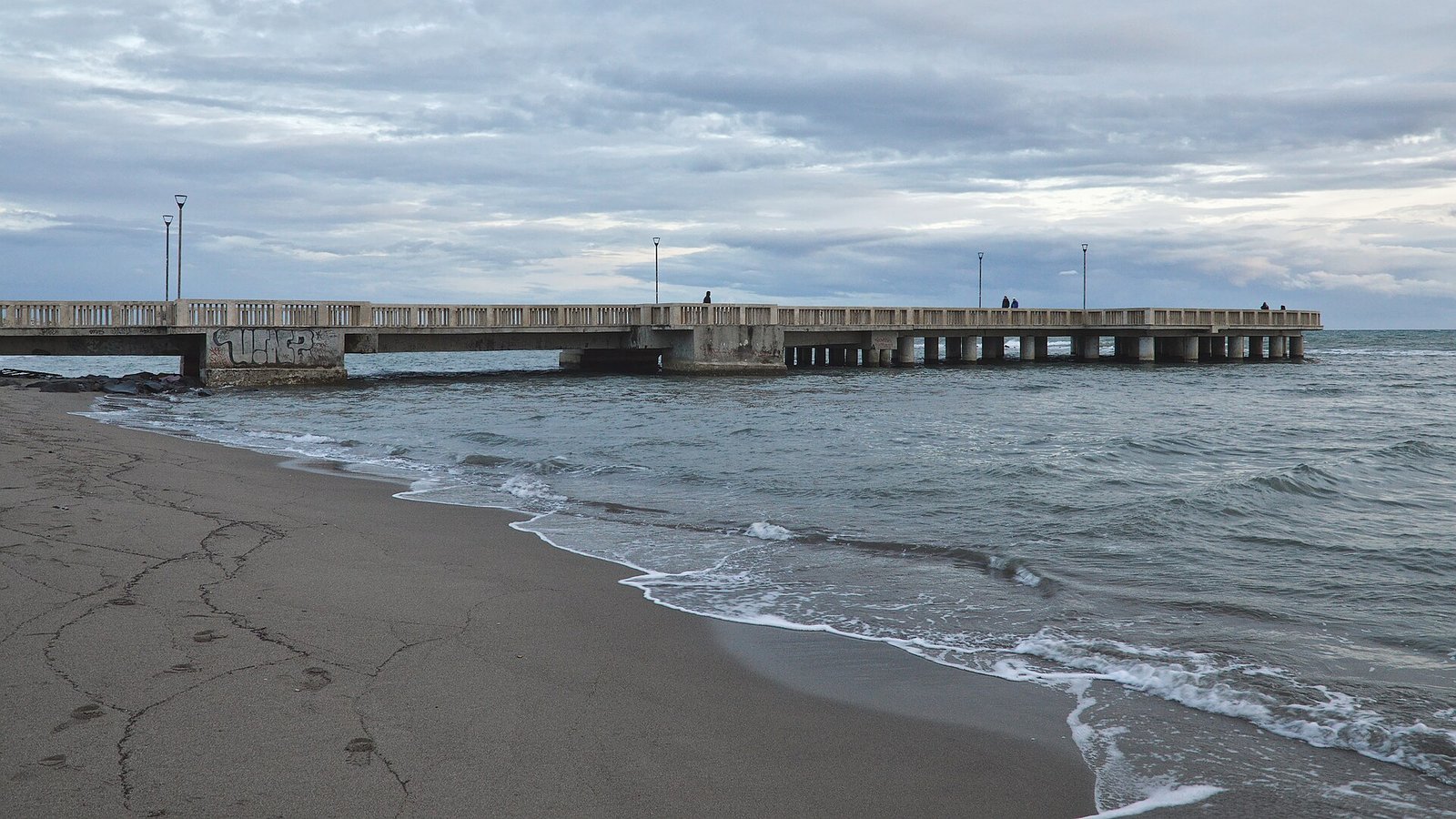 Il pontile di Ostia visto dalla spiaggia