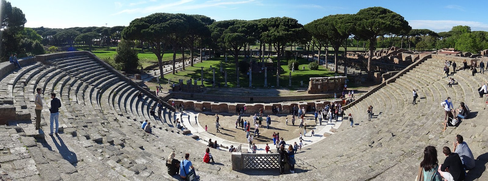 Gradinate del teatro romano di Ostia Antica