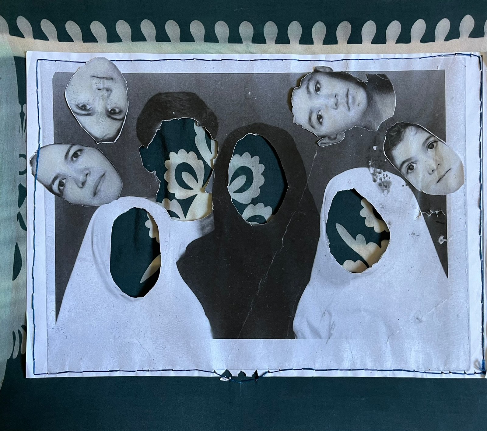 Un'opera di Sepideh Sarlak dalla mostra Il muro del tempo ha un foro