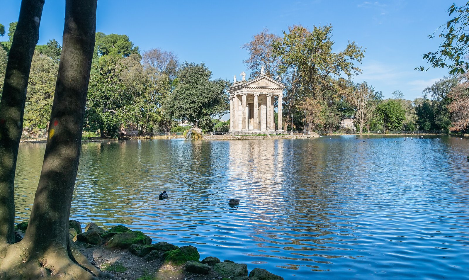 Il tempio di Esculapio e il laghetto di Villa Borghese