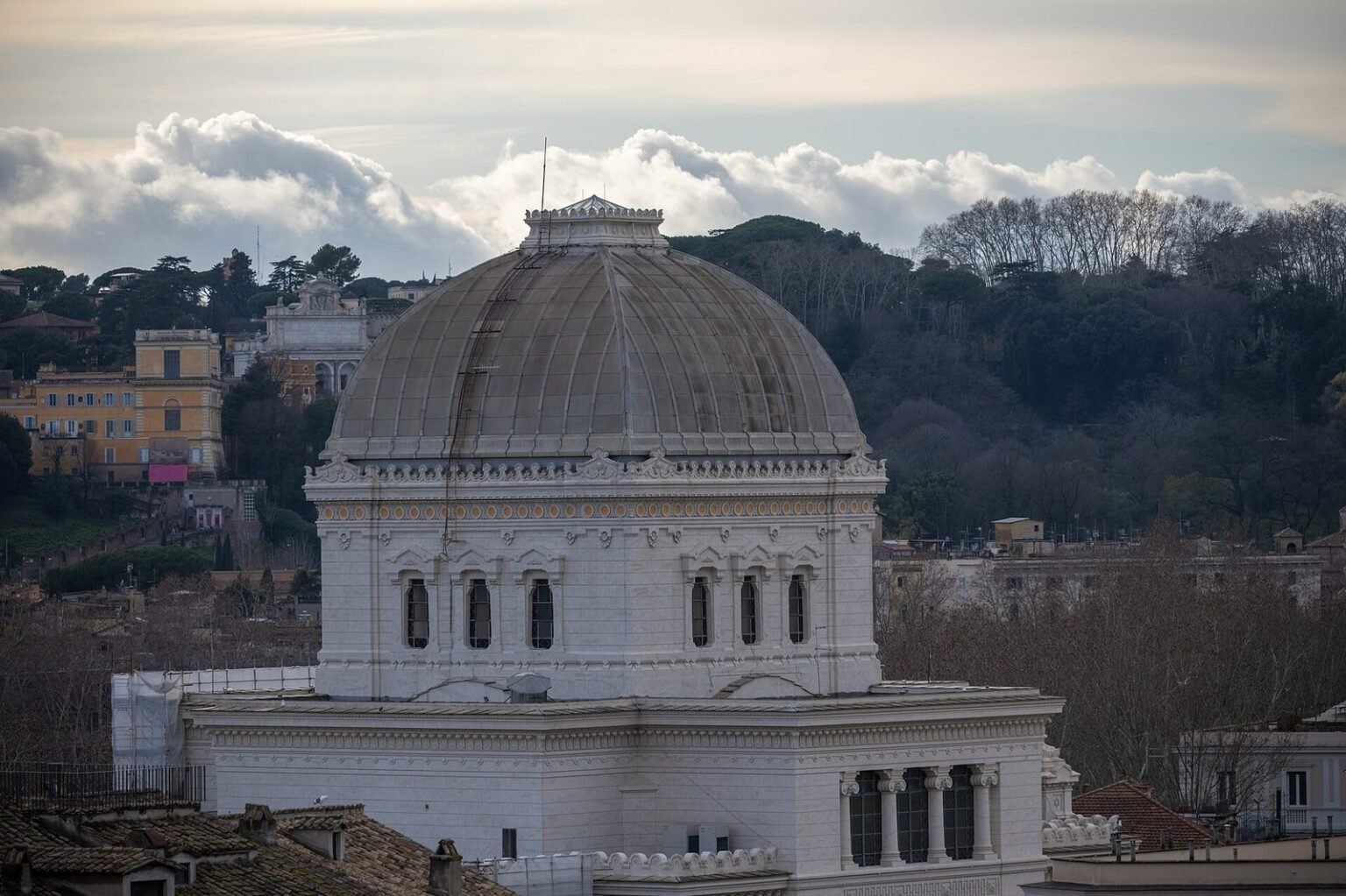 Il Tempio Maggiore di Roma visto dal Tevere