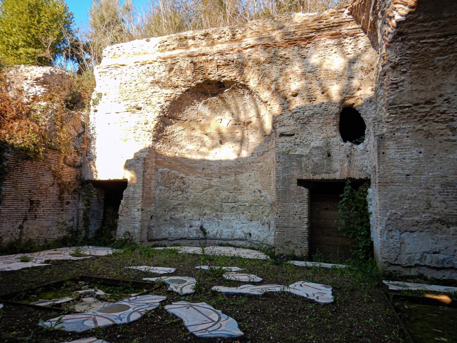 Lo stabilimento abbandonato delle Terme Apollinari a Vicarello