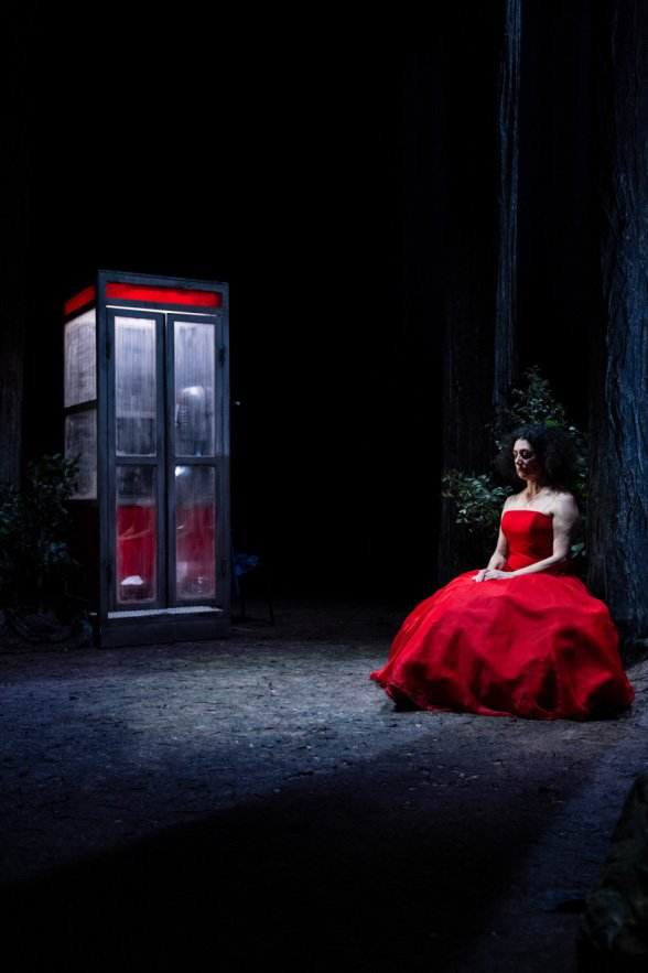 Una scena di The Forest, con Cristiana Morganti, in scena al Teatro Vascello di Roma