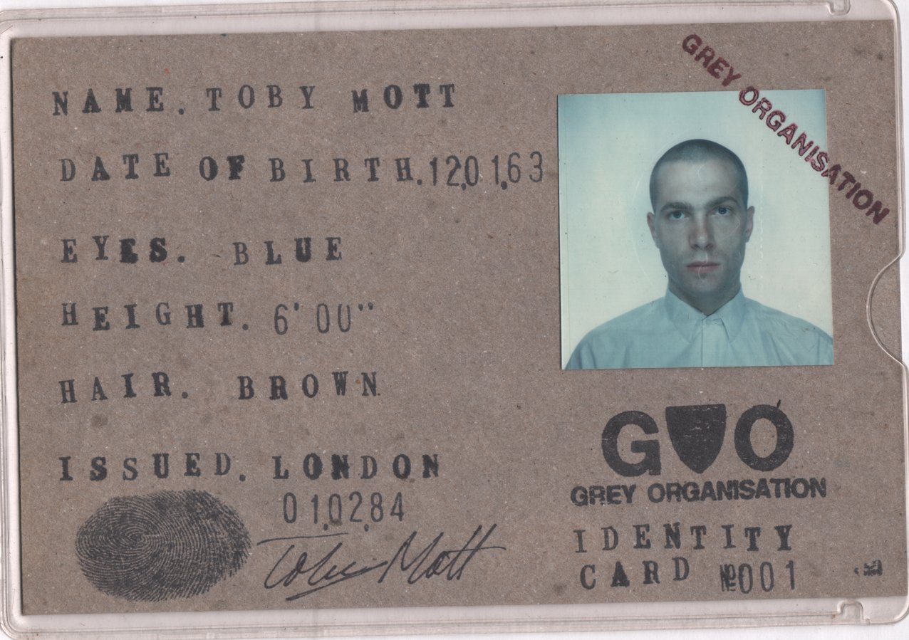 La tessera d'identità della Grey Organisation di Toby Mott, immagine della mostra My Self