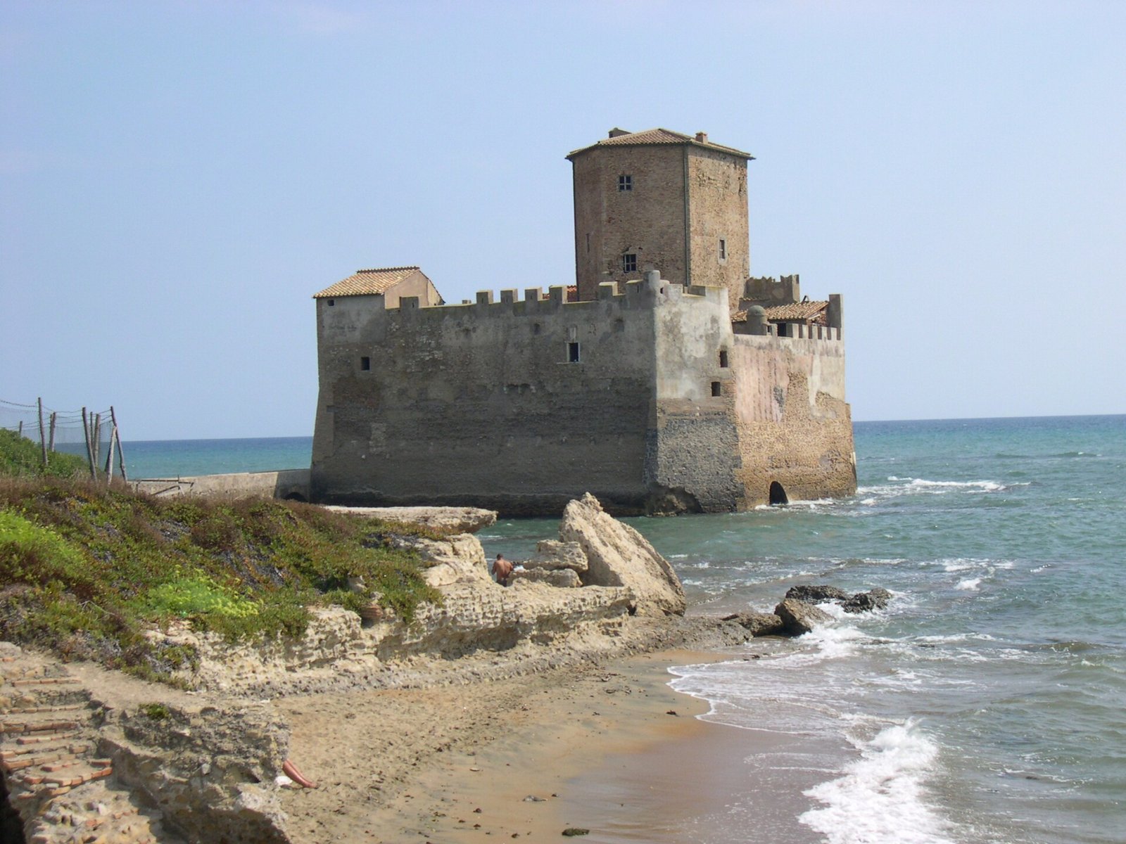 La torre di Astura, sul litorale a sud di Roma