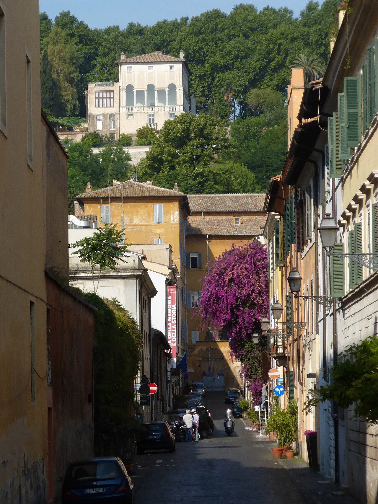 L'insegna della Casa della Memoria e della Storia in via di San Francesco di Sales, sede di Tracce coloniali
