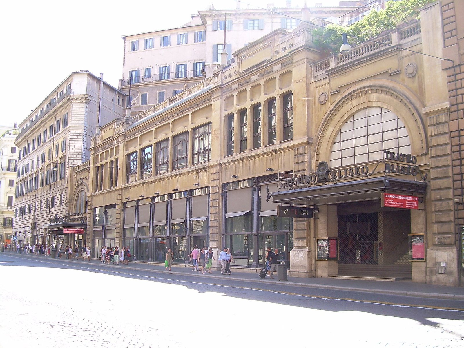 La facciata del Teatro Eliseo in via Nazionale, con più avanti l'ingresso del Piccolo Eliseo