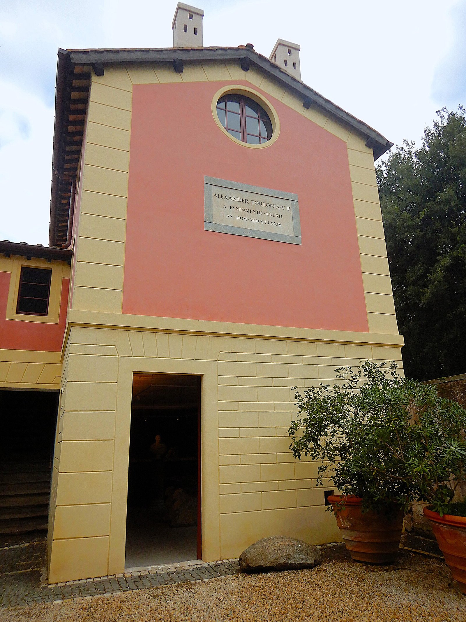 Facciata delle Scuderie di Villa Albani Torlonia